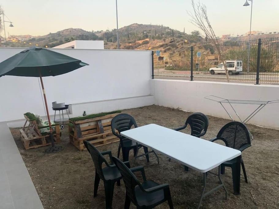 Bajo Con Jardin En Primera Linea De Playa Màlaga Exteriér fotografie