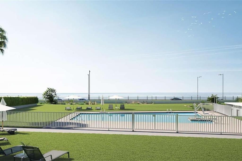 Bajo Con Jardin En Primera Linea De Playa Màlaga Exteriér fotografie