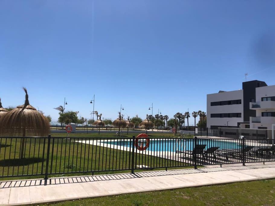 Bajo Con Jardin En Primera Linea De Playa Màlaga Exteriér fotografie