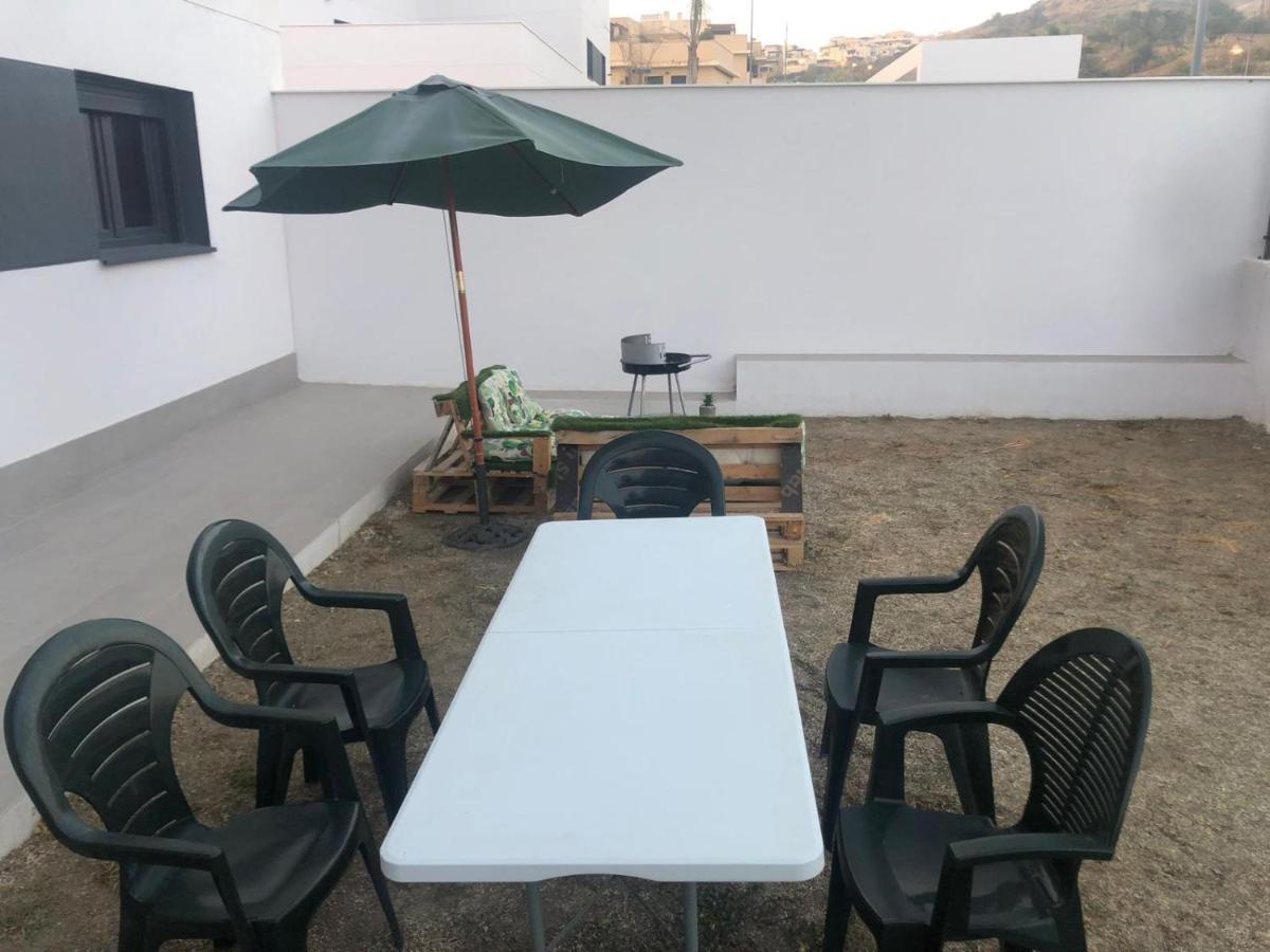 Bajo Con Jardin En Primera Linea De Playa Màlaga Exteriér fotografie