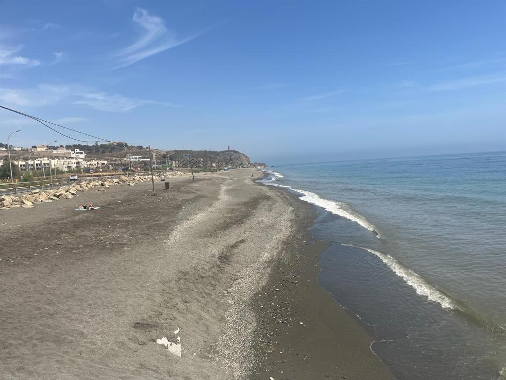 Bajo Con Jardin En Primera Linea De Playa Màlaga Exteriér fotografie